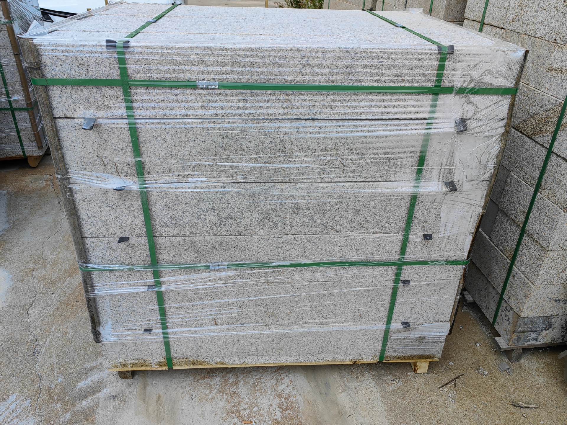 黃銹石廠家供應荔枝面石材與光面地鋪石干掛安裝要點